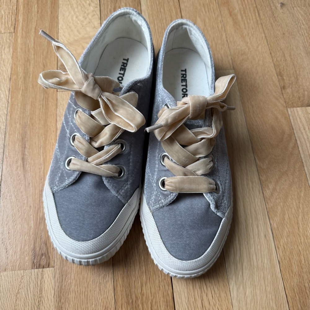 Tretorn Velvet Laces Sneakers, Gray Casual Shoes Women’s Size 8.5 (Runs small)